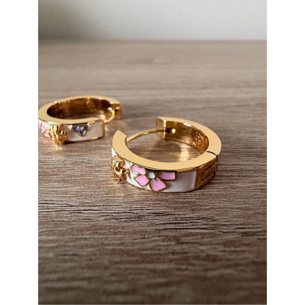 New Tory Burch Floral Enamel Logo Hoop Earrings Gold White Pink Blue - Picture 3 of 9